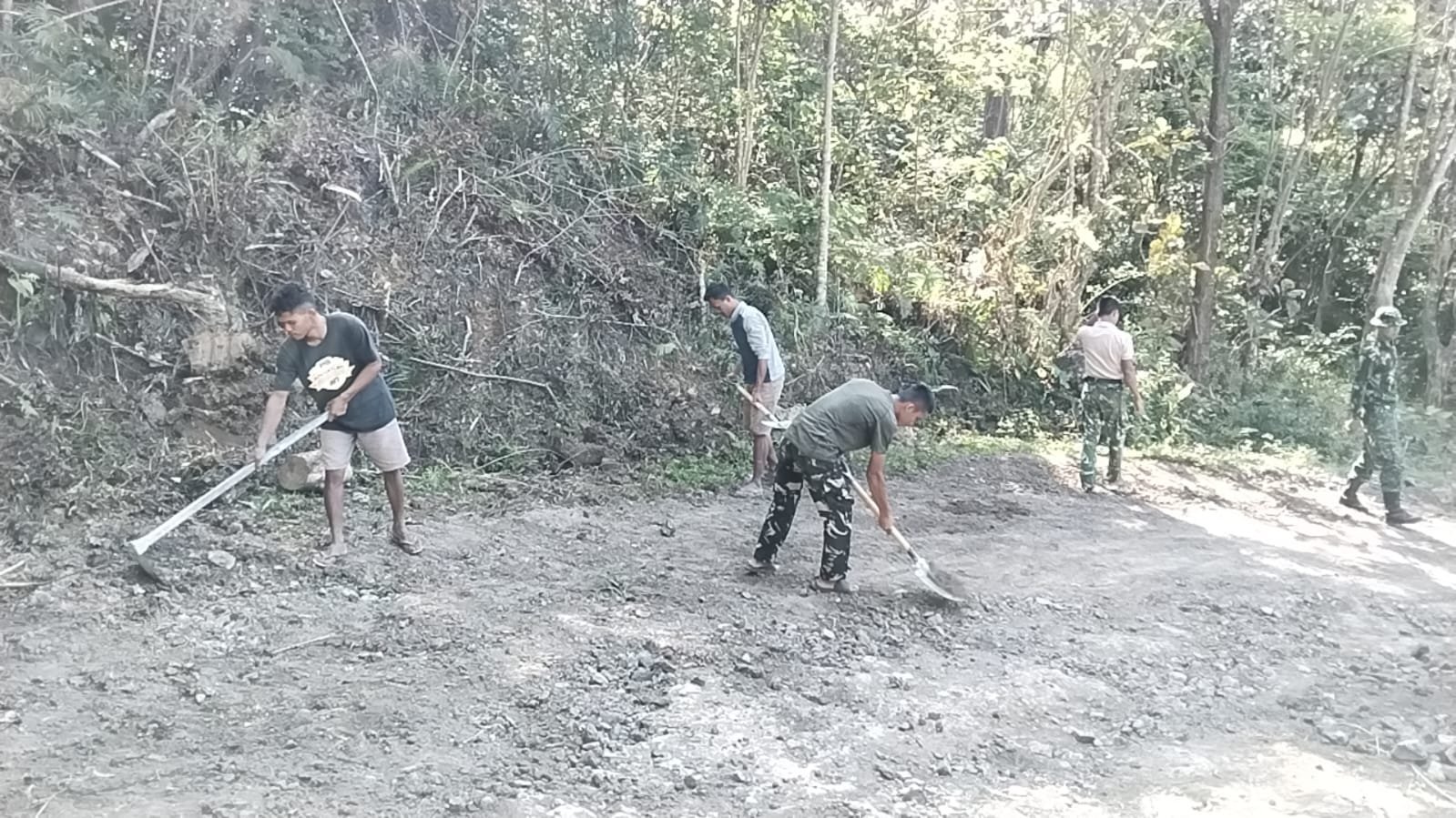 Tenaga Manusia Ratakan Timbunan Jalan di Dusun Samaenre