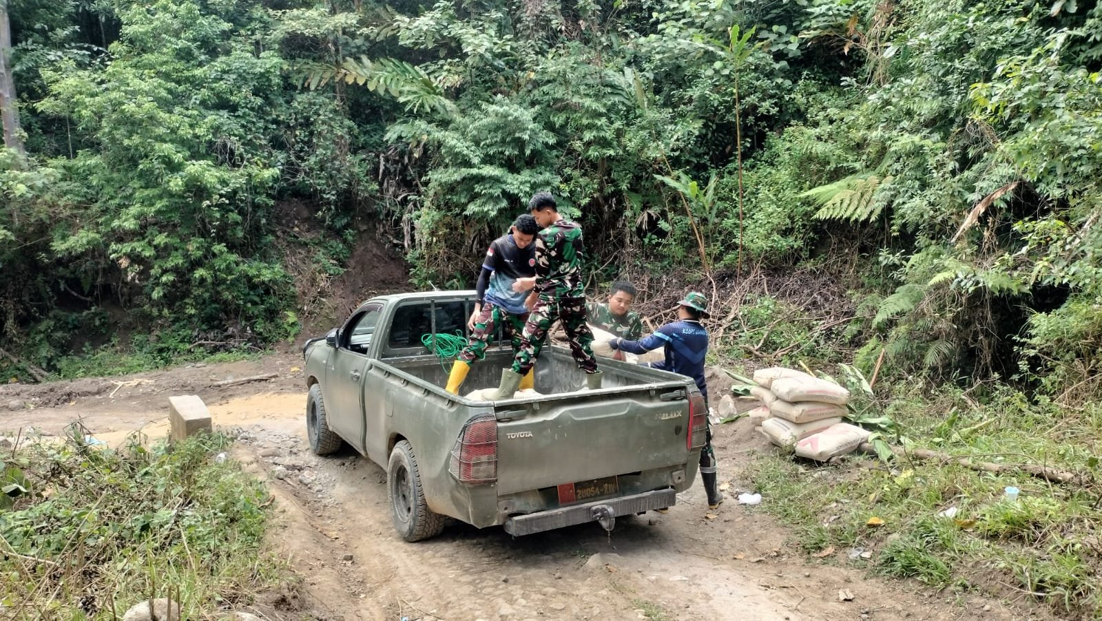 Peran Distribusi Material dalam Perbaikan Dekker Titik 4 di Dusun Jawi-Jawi