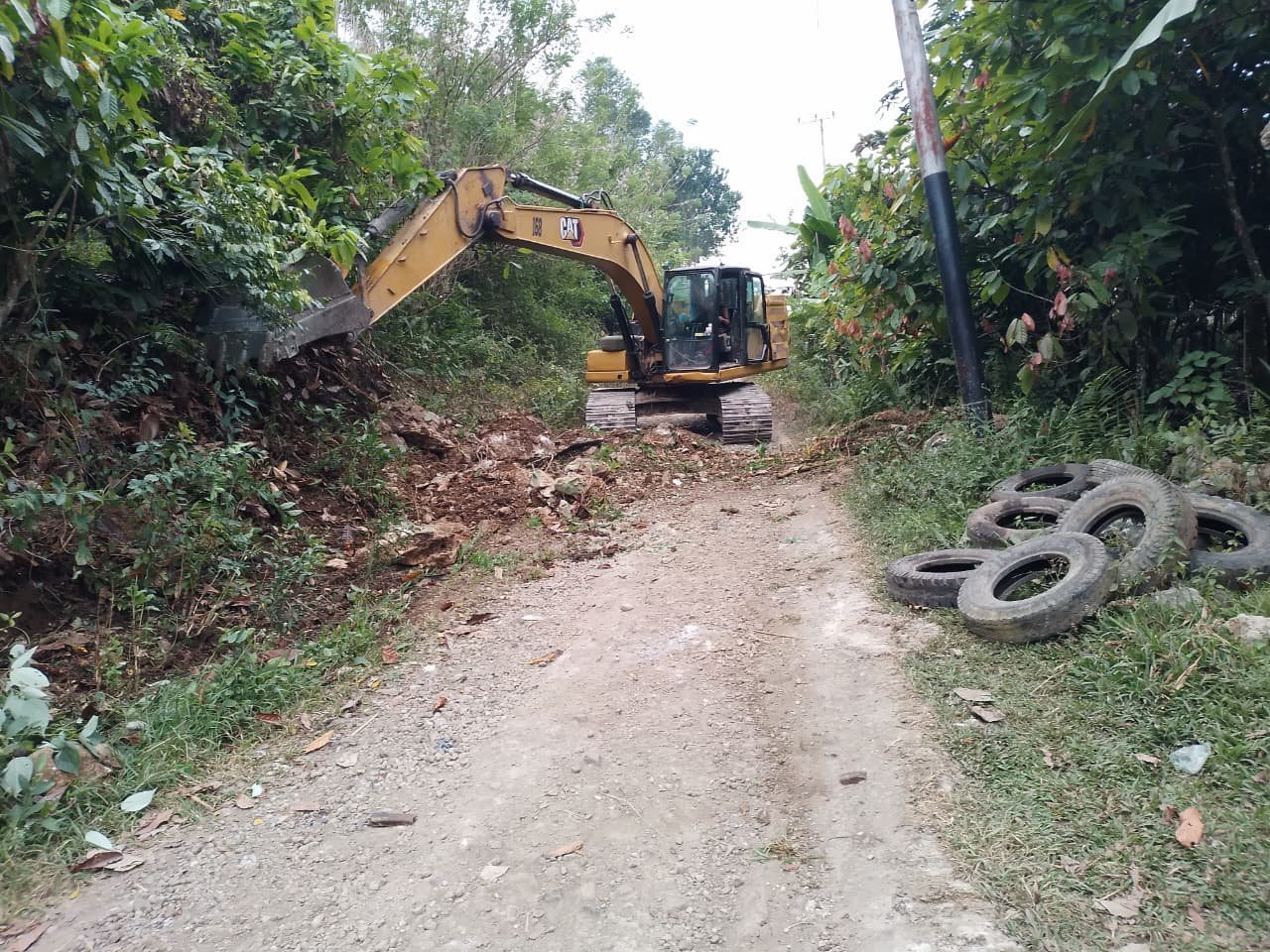 Progres TMMD Ke-129: Excavator Bantu Perbaikan Jalan Desa Patukku di Bone