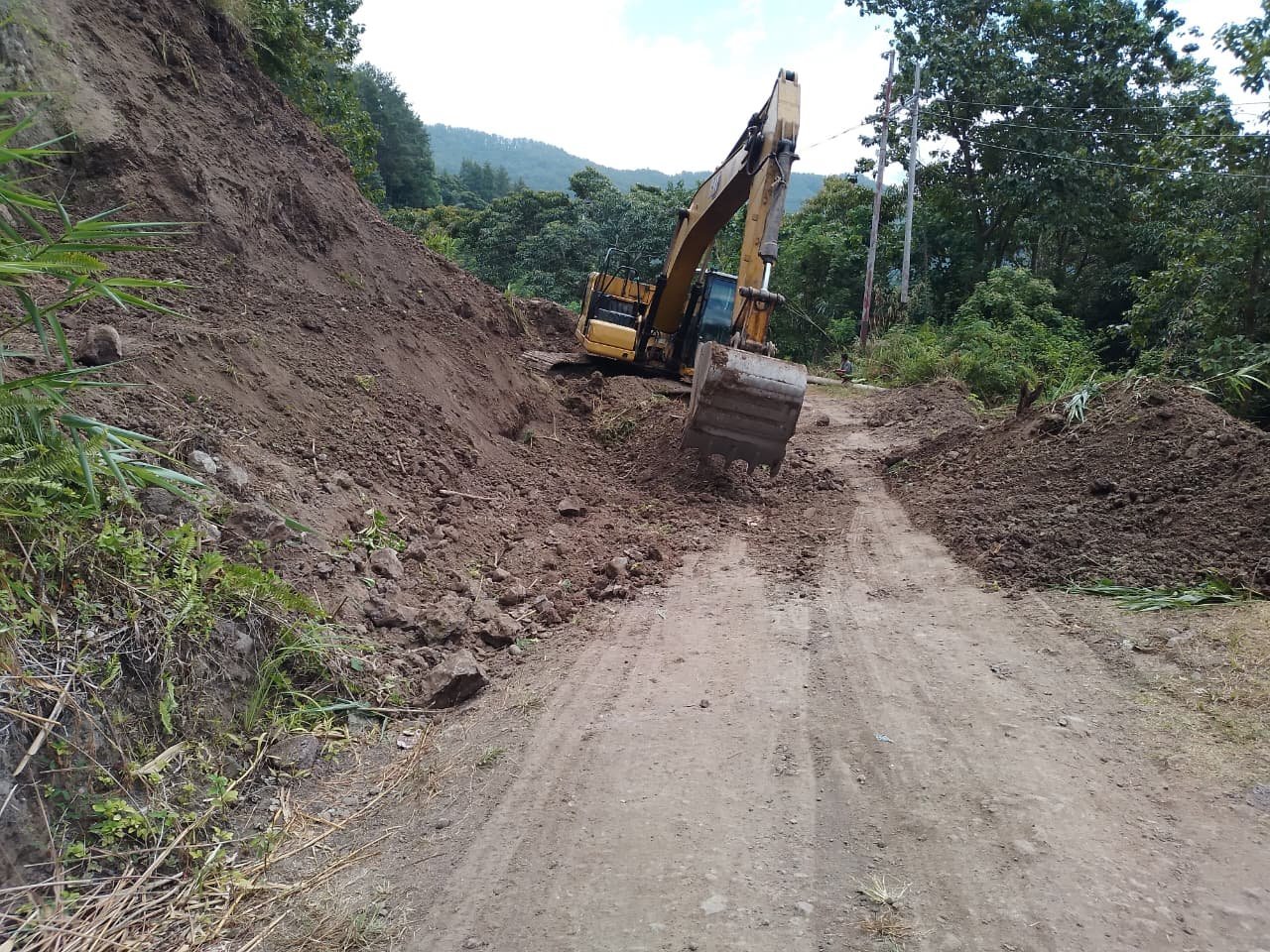Pemanfaatan Excavator untuk Percepatan Peningkatan Jalan di Desa Patukku oleh Kodim Bone
