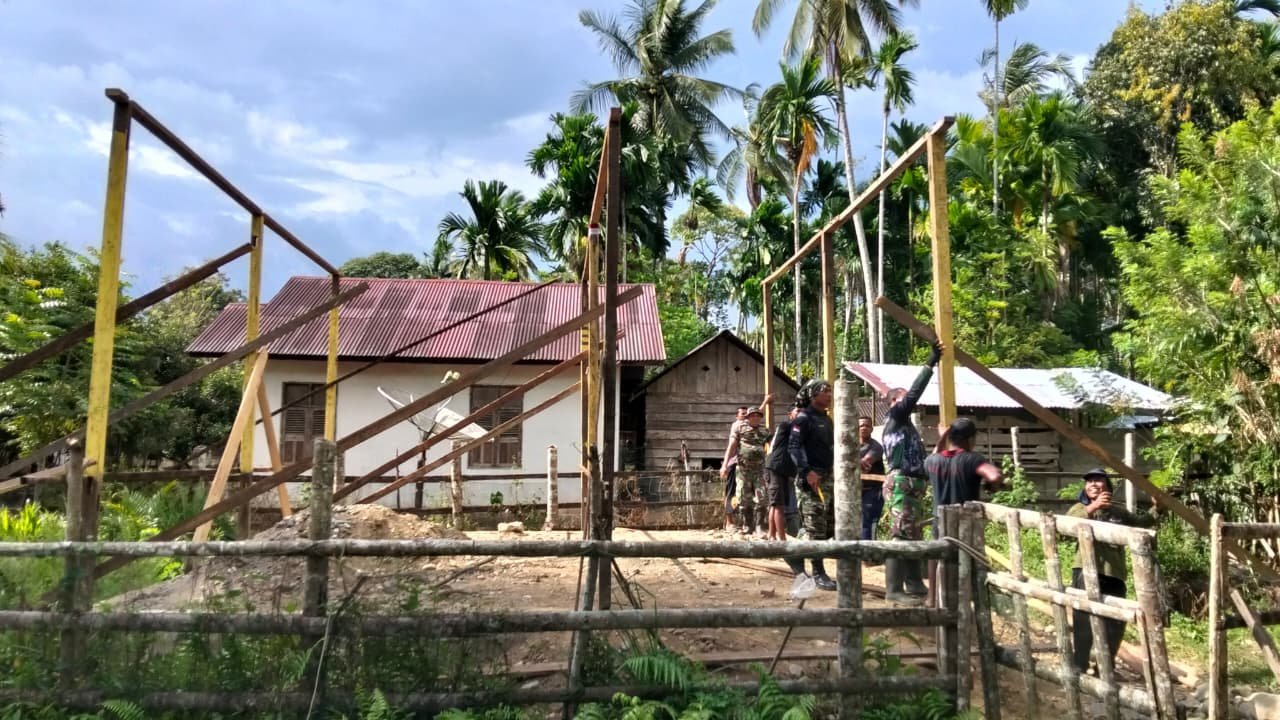 Pekerjaan Ditingkatkan, Tiang Utama Rumah Hasmid Tomi Berdiri