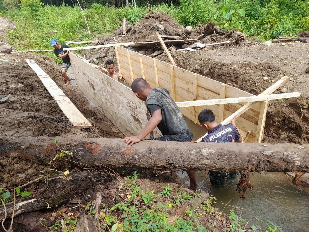 Papan Bekisting Disusun Rapi, Jembatan Sarah Raya Makin Terlihat