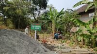 Satgas TMMD Bersama Warga Dirikan Pos Kamlng di Desa Parangjoro Satgas TMMD Bersama Warga Dirikan Pos Kamlng di Desa Parangjoro