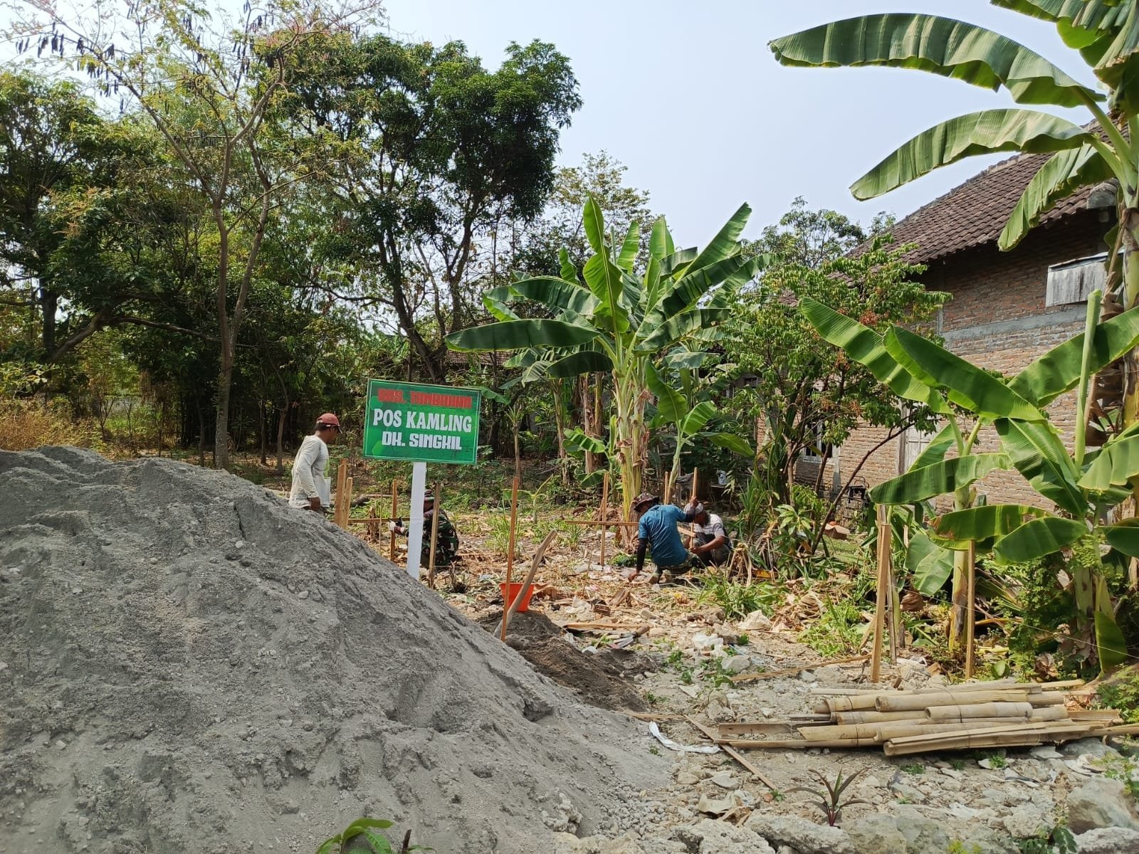Satgas TMMD dan Warga Sukoharjo Dirikan Pos Siskamling di Dukuh Singkil
