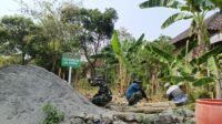 Pos KAMLING Baru di Dukuh Singkil Digarap Satgas TMMD dan Warga Sukoharjo Pos KAMLING Baru di Dukuh Singkil Digarap Satgas TMMD dan Warga Sukoharjo