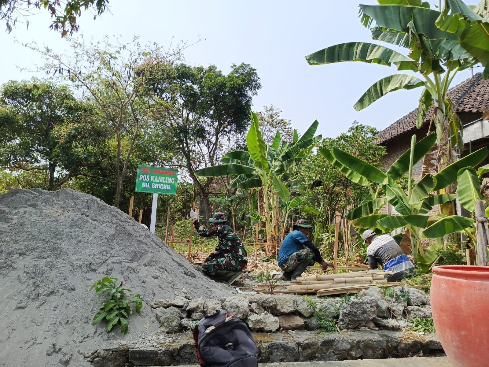 Pos KAMLING Baru di Dukuh Singkil Digarap Satgas TMMD dan Warga Sukoharjo
