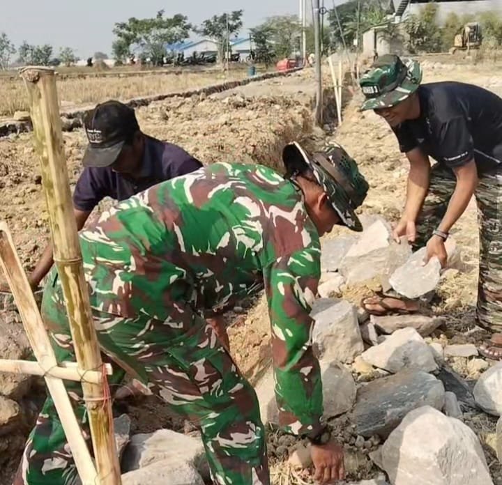 Batu Dipindah Manual, Talud Parangjoro Dibangun dalam Kegiatan TMMD Kodim 0726