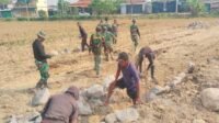 Kolaborasi Angkut Batu Percepat Pembangunan Talud TMMD di Desa Parangjoro Kolaborasi Angkut Batu Percepat Pembangunan Talud TMMD di Desa Parangjoro