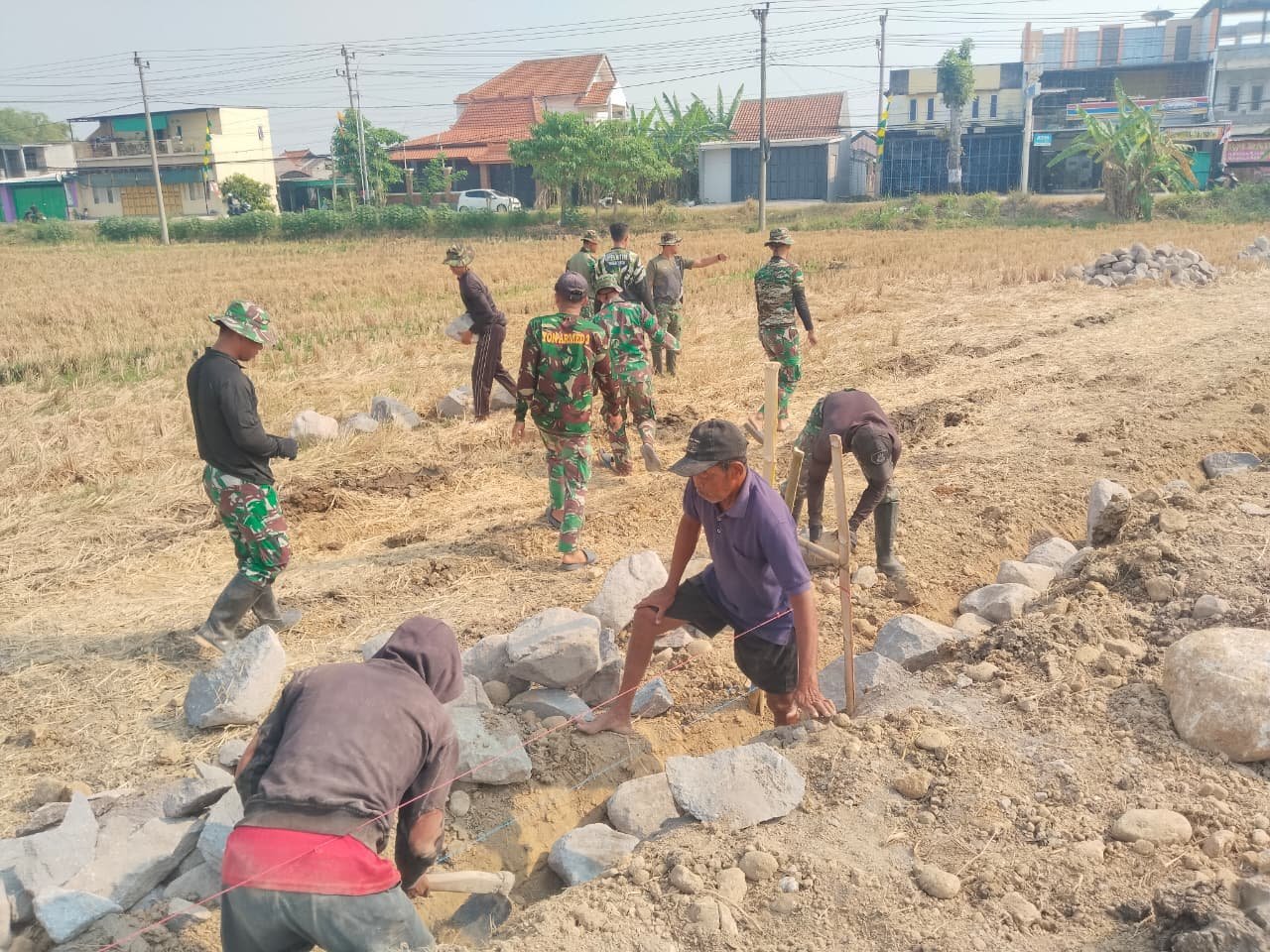 Kolaborasi Angkut Batu Percepat Pembangunan Talud TMMD di Desa Parangjoro