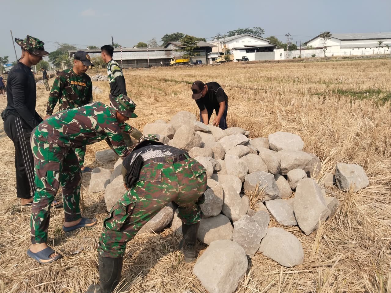 Desa Parangjoro Sukoharjo: Talud Baru Hasil Gotong Royong Prajurit dan Warga
