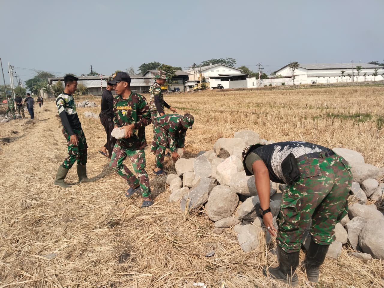 TMMD Kodim 0726/Sukoharjo: Talud Baru Dibangun Warga dan TNI di Parangjoro