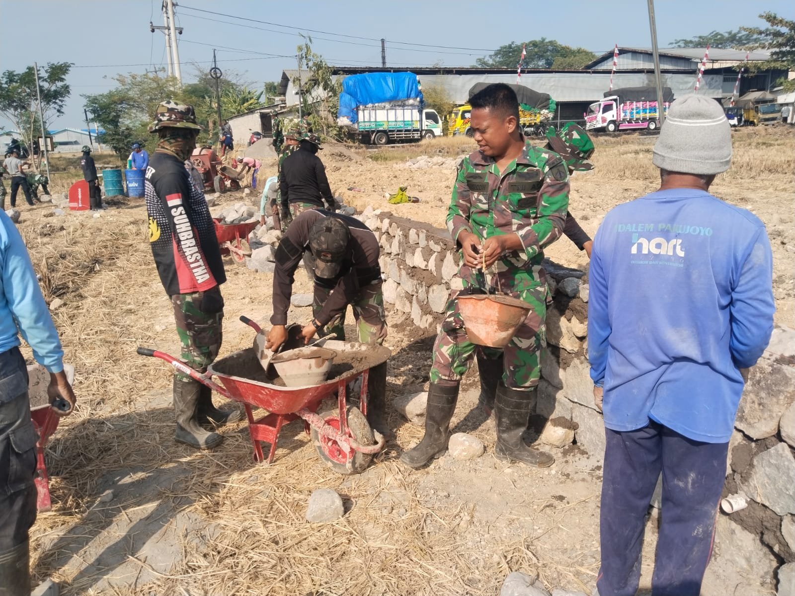 Gotong Royong Warga dan Satgas Bentuk Talud Penahan di Sawah Parangjoro