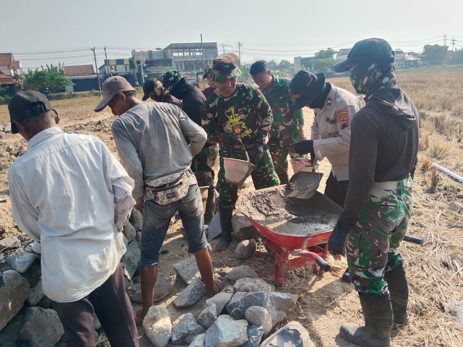 Talud Penopang Sawah Parangjoro Dibangun TNI dan Warga untuk Antisipasi Debit Air