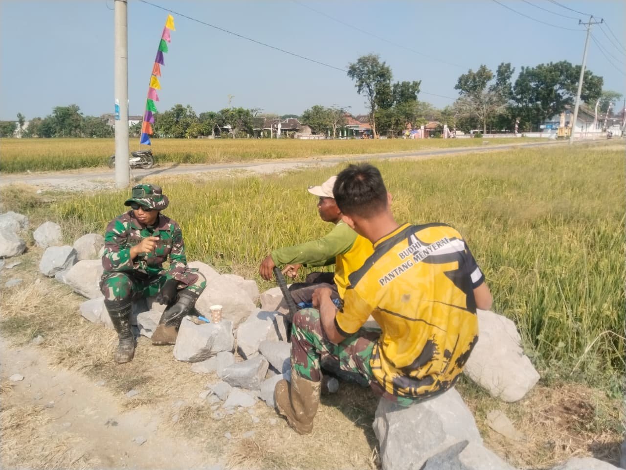 Gotong Royong TMMD di Parangjoro Membangun Talud dan Keakraban Sosial