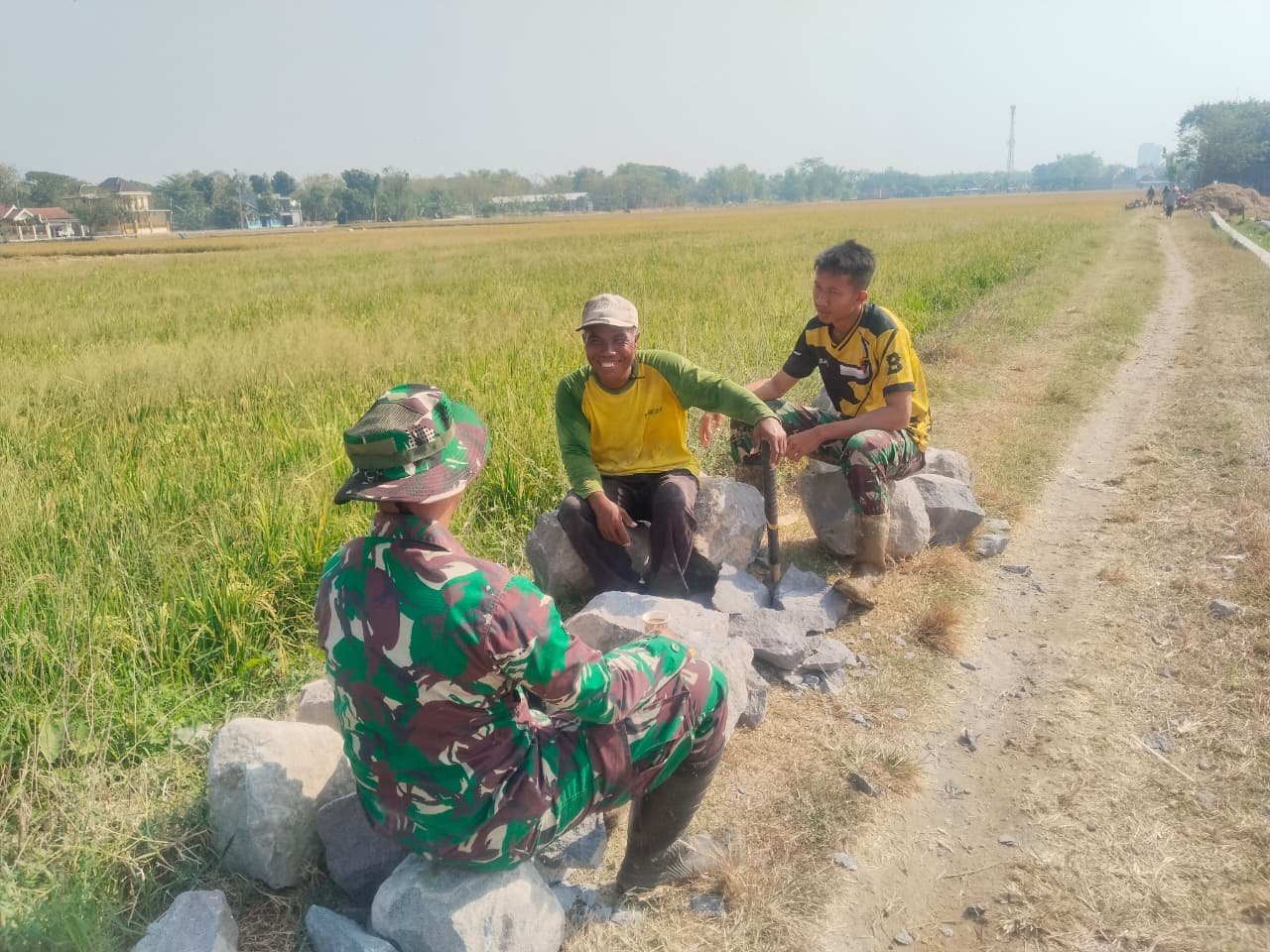 Obrolan Ringan Selama TMMD Bangun Ikatan Antara Warga Parangjoro dan Prajurit
