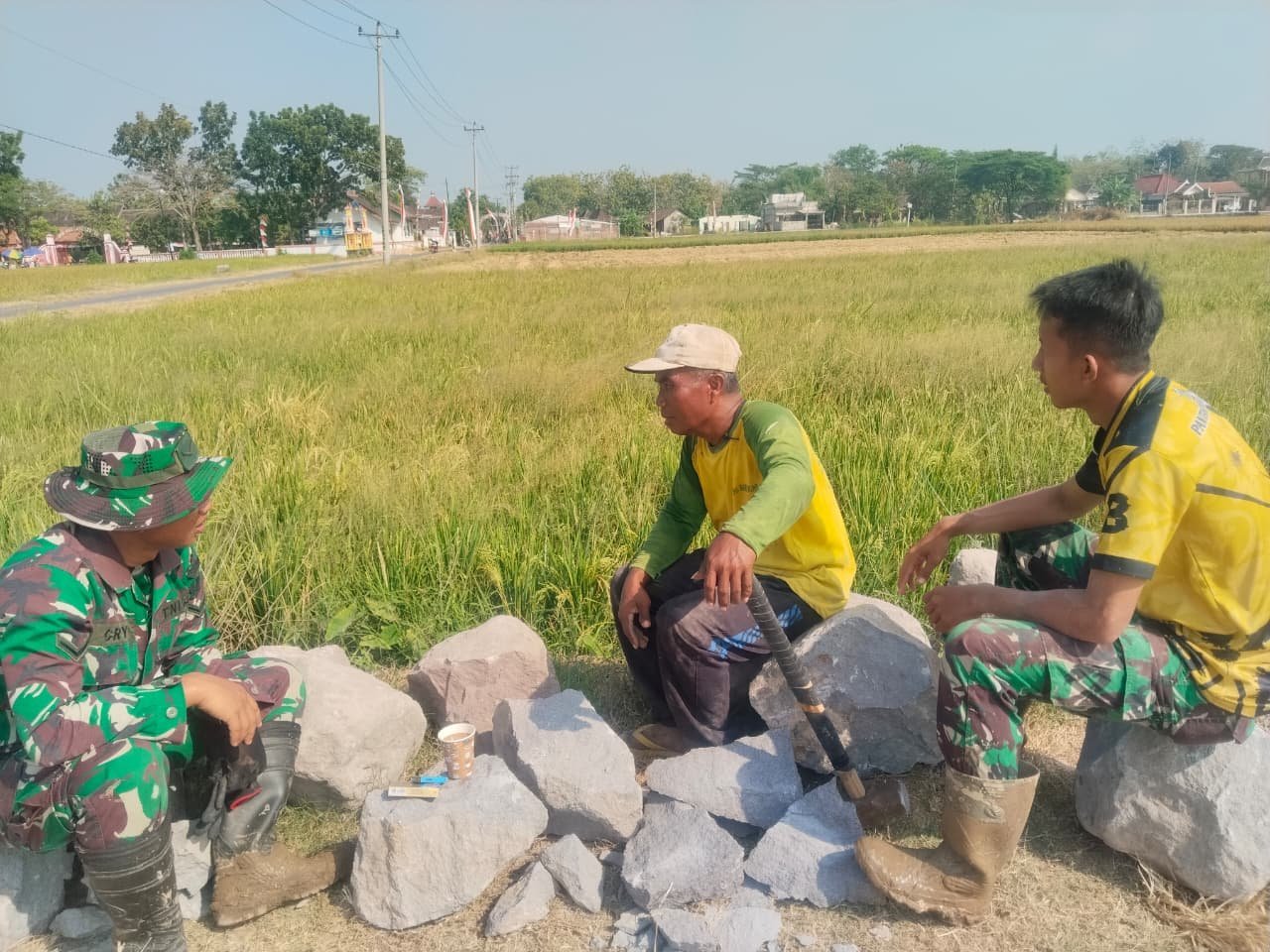 Dialog Harian antara Satgas dan Warga Perkuat Solidaritas di Parangjoro