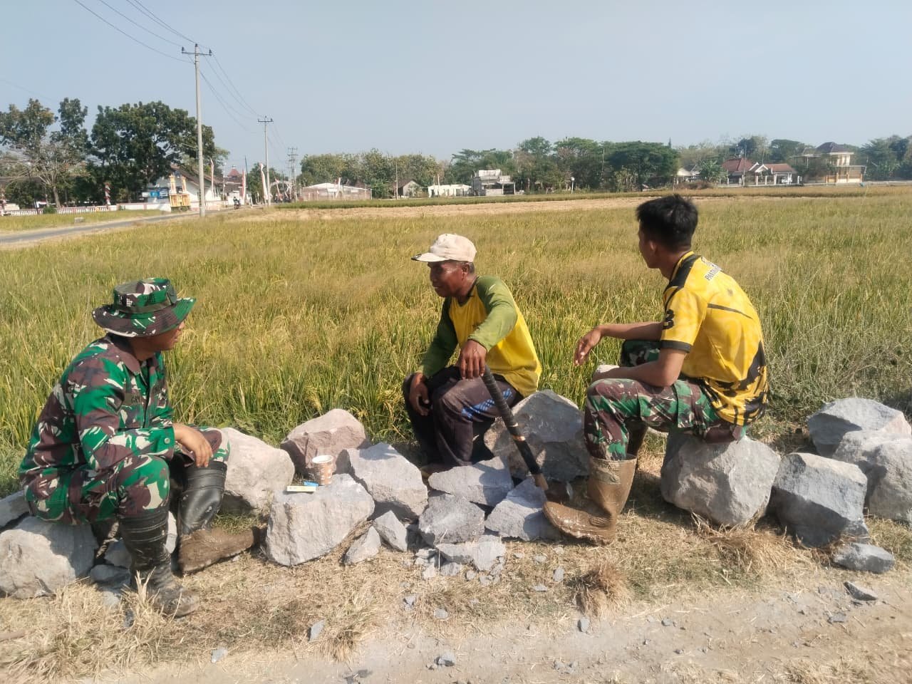 Obrolan Ringan di Tepi Sawah Perkuat Kerja Sama TMMD di Parangjoro