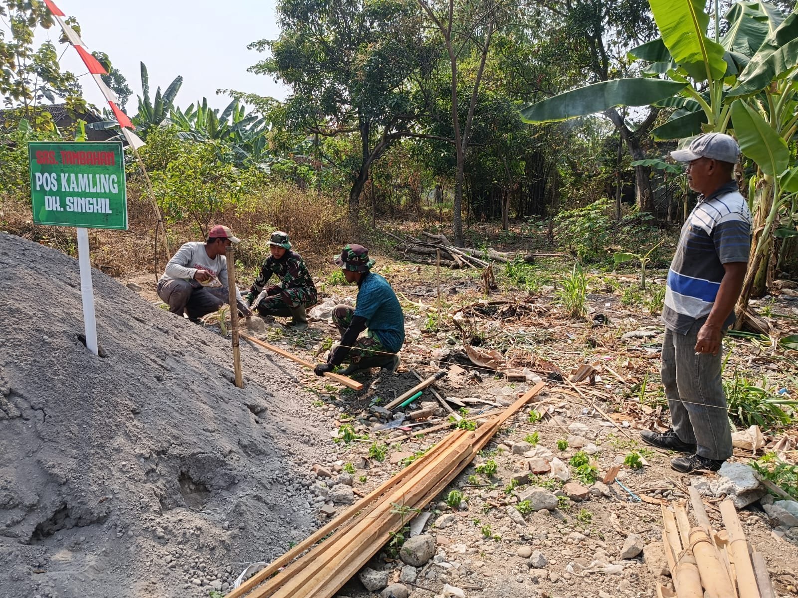 Pos Kamling Dusun Singkil Dibangun Bersama TMMD 0726, Warga Optimis Pererat Kebersamaan