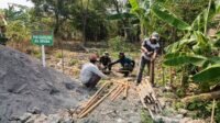 TMMD dan Warga Sukoharjo Bangun Pos Kamling untuk Memperkuat Ronda dan Musyawarah