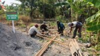 Warga Dusun Singkil dan TNI Dirikan Pos Kamling di Desa Parangjoro