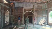 Wajah Baru Masjid Al Mubaroq Muncul Saat Plesteran, Dukungan Warga dan TNI di Sukoharjo