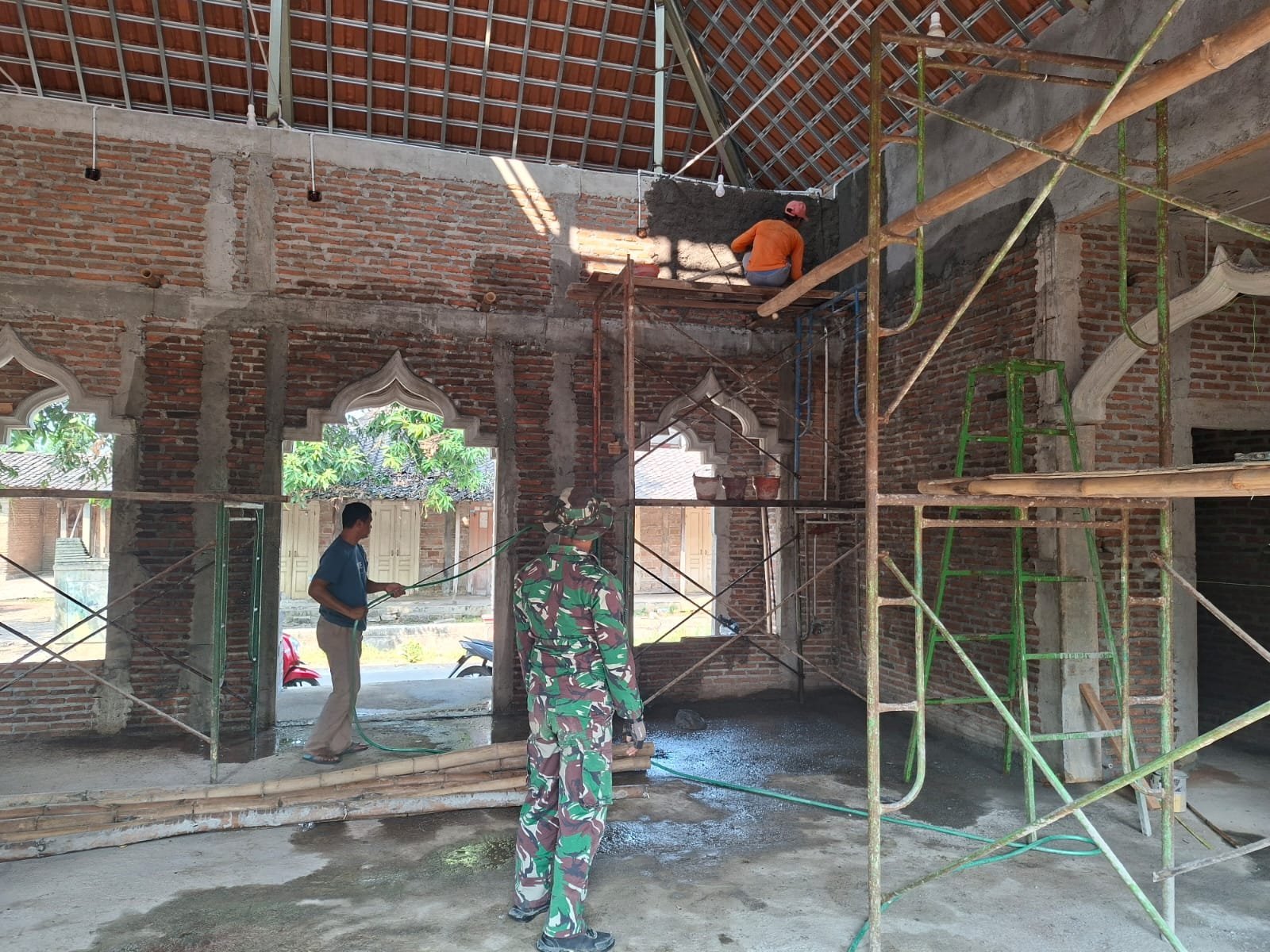 Pemasangan Atap Baja Ringan dan Genteng Selesaikan Wajah Masjid Al Mubaroq