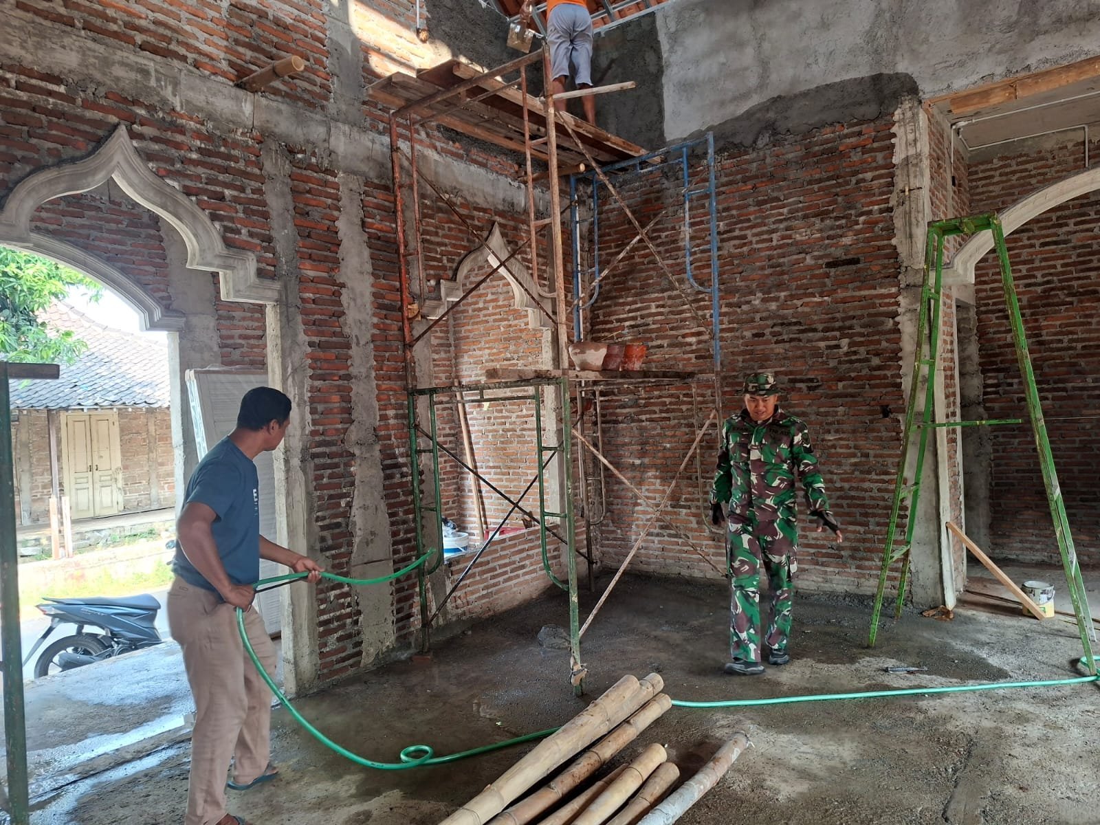 TMMD 129: Pembangunan Masjid Al Mubaroq di Desa Parangjoro Capai Tahap Plesteran