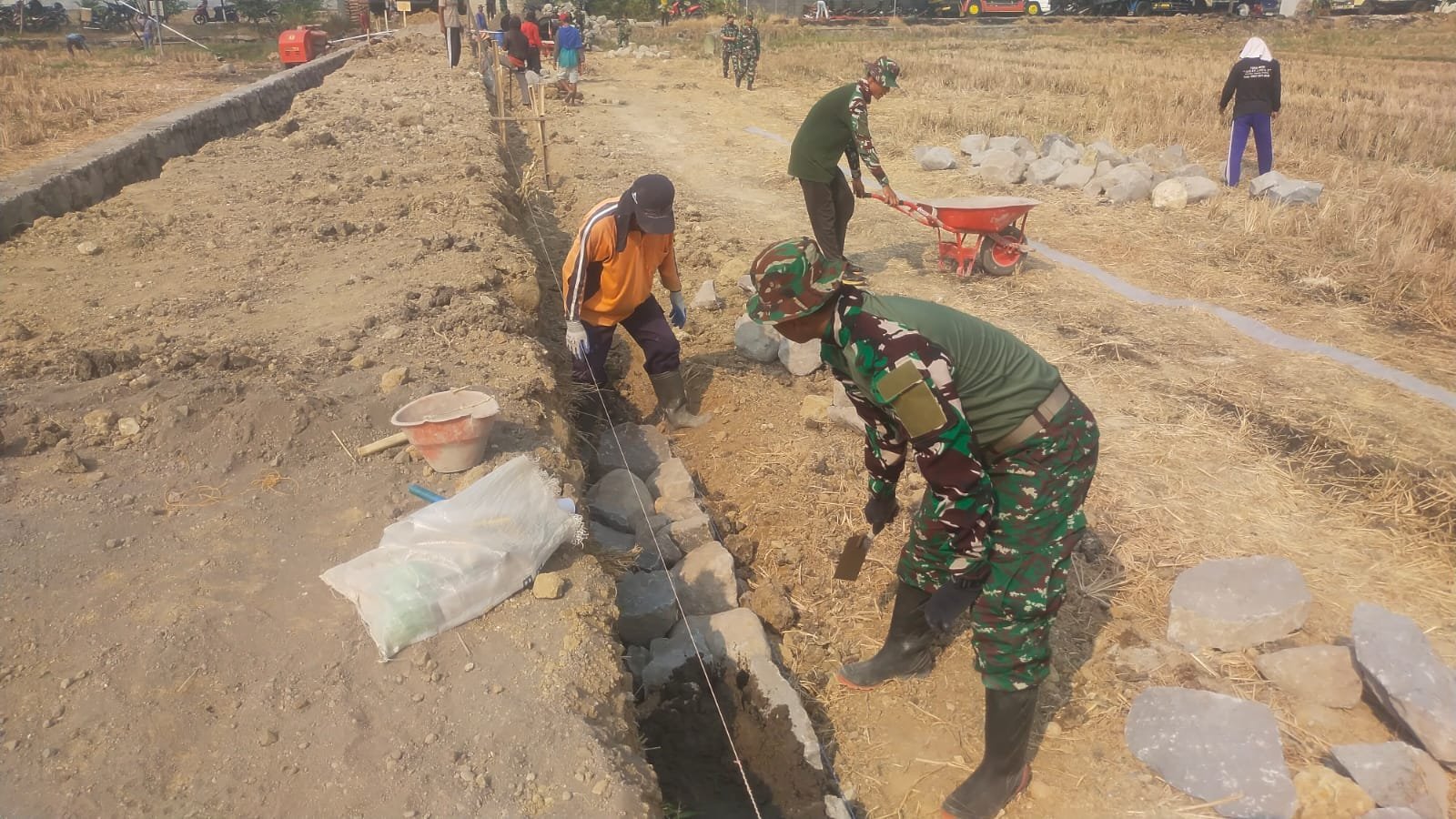 Kolaborasi TNI dan Warga Bangun Talud di Dukuh Jebagan untuk Lindungi Jalan Desa