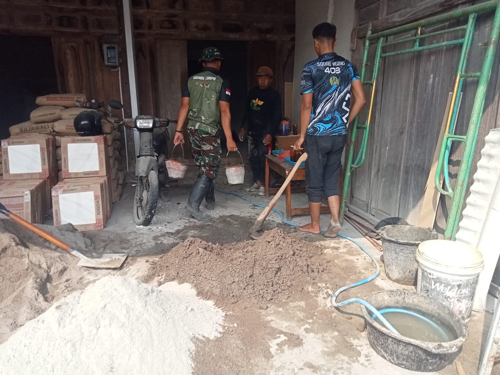 Gotong Royong Renovasi Rumah Subani di Parangjoro Bagian dari TMMD Sukoharjo