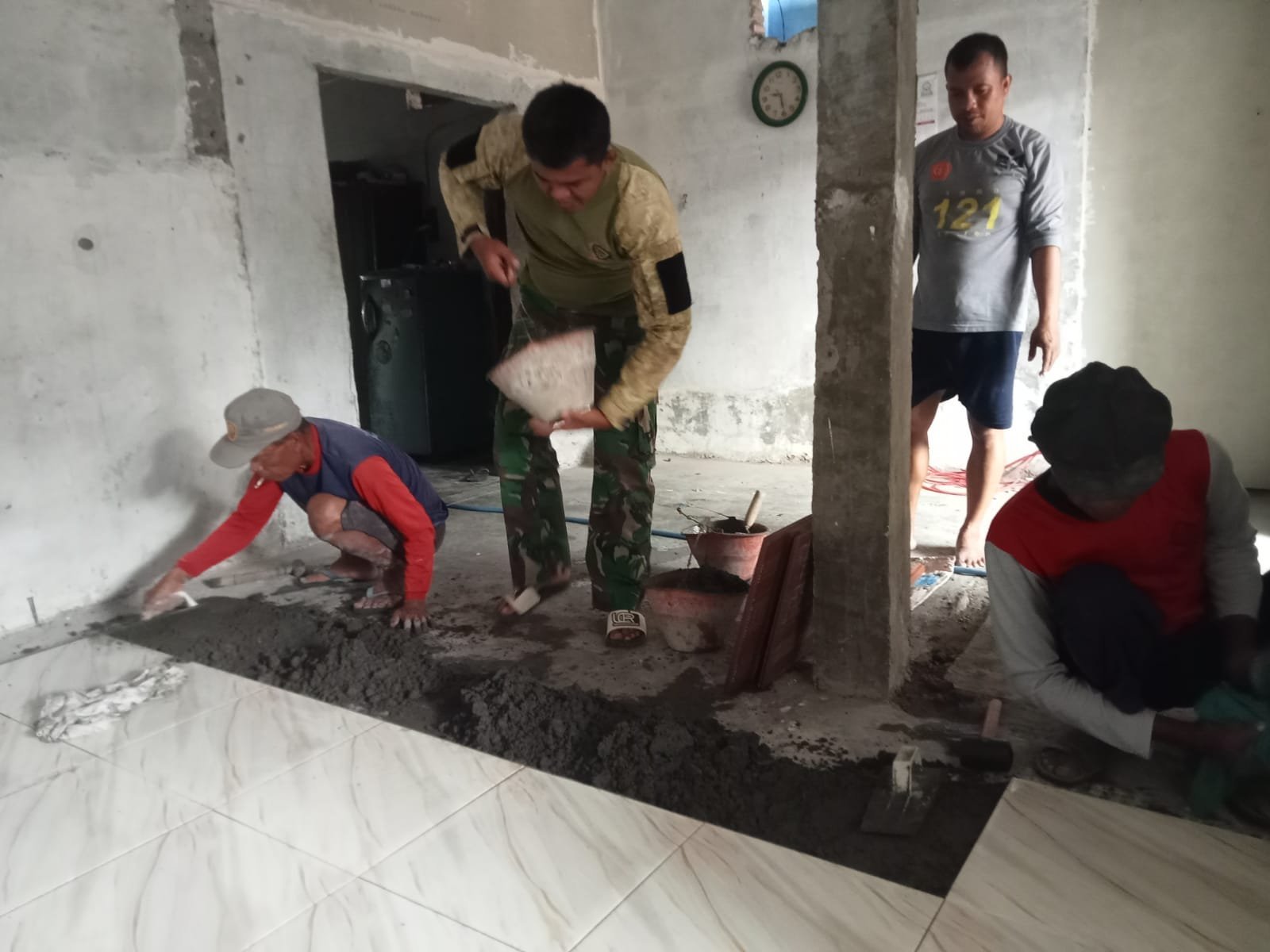Kodim 0726/Sukoharjo dan Warga Revitalisasi Rumah Subani di Desa Parangjoro