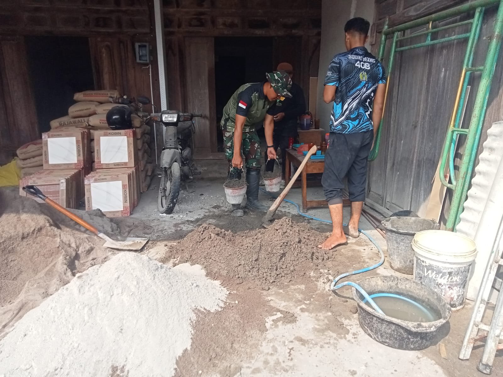 Kodim 0726 dan Warga Parangjoro Bersama Perbaiki Rumah Subani Hingga Selesai
