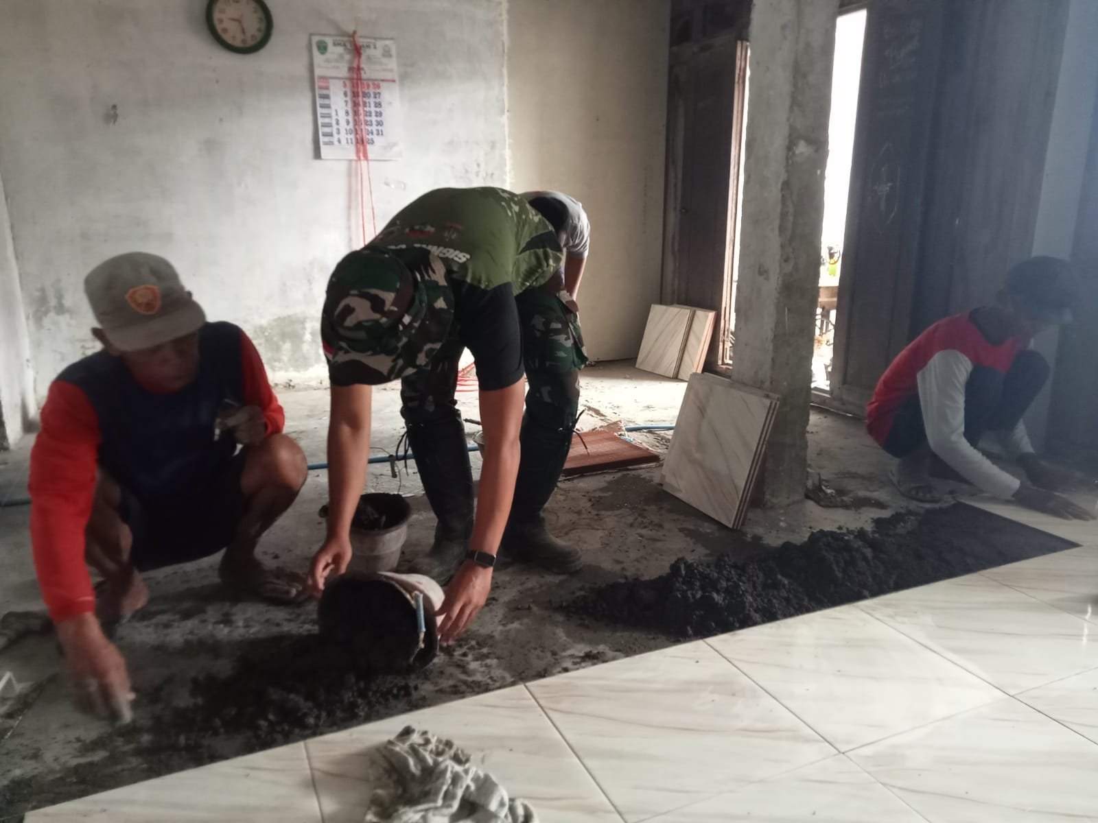 TMMD Bantu Perbaiki Rumah Subani, Warga Parangjoro Turut Berpartisipasi