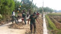Angkat Cangkul Bersama, Satgas TMMD Perkuat Talut Jalan Parangjoro Angkat Cangkul Bersama, Satgas TMMD Perkuat Talut Jalan Parangjoro