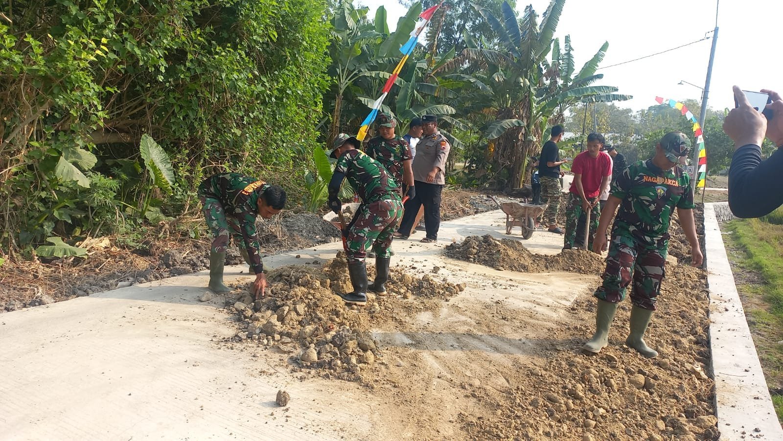 Gotong Royong di Parangjoro: Tanah Jalan Dirapikan Tanpa Alat Berat