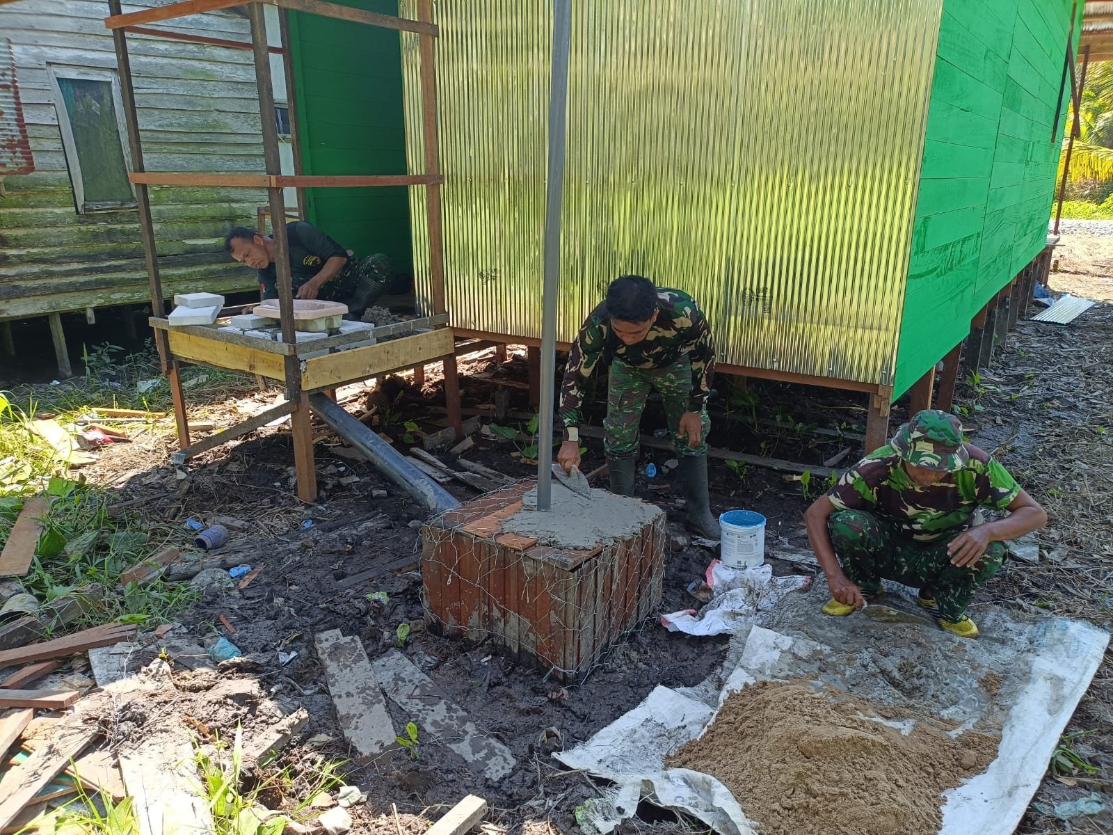 Satgas TMMD dan Warga Satukan Upaya Agar MCK di Tamban Bangun Fungsional