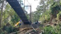 Kapten Inf Eko S Pimpin Plesteran Pondasi Jembatan Gantung, Warga Pattuku Berharap Kapten Inf Eko S Pimpin Plesteran Pondasi Jembatan Gantung, Warga Pattuku Berharap