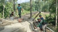 Kapten Inf Eko S Pimpin Plesteran Pondasi Jembatan Gantung di Desa Pattuku