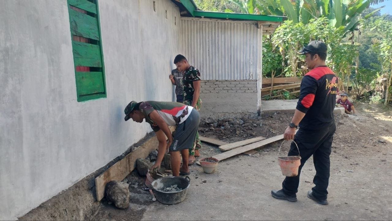 Plesteran Pondasi Rumah Bella Dikerjakan Serma Abidin dan Satgas TMMD