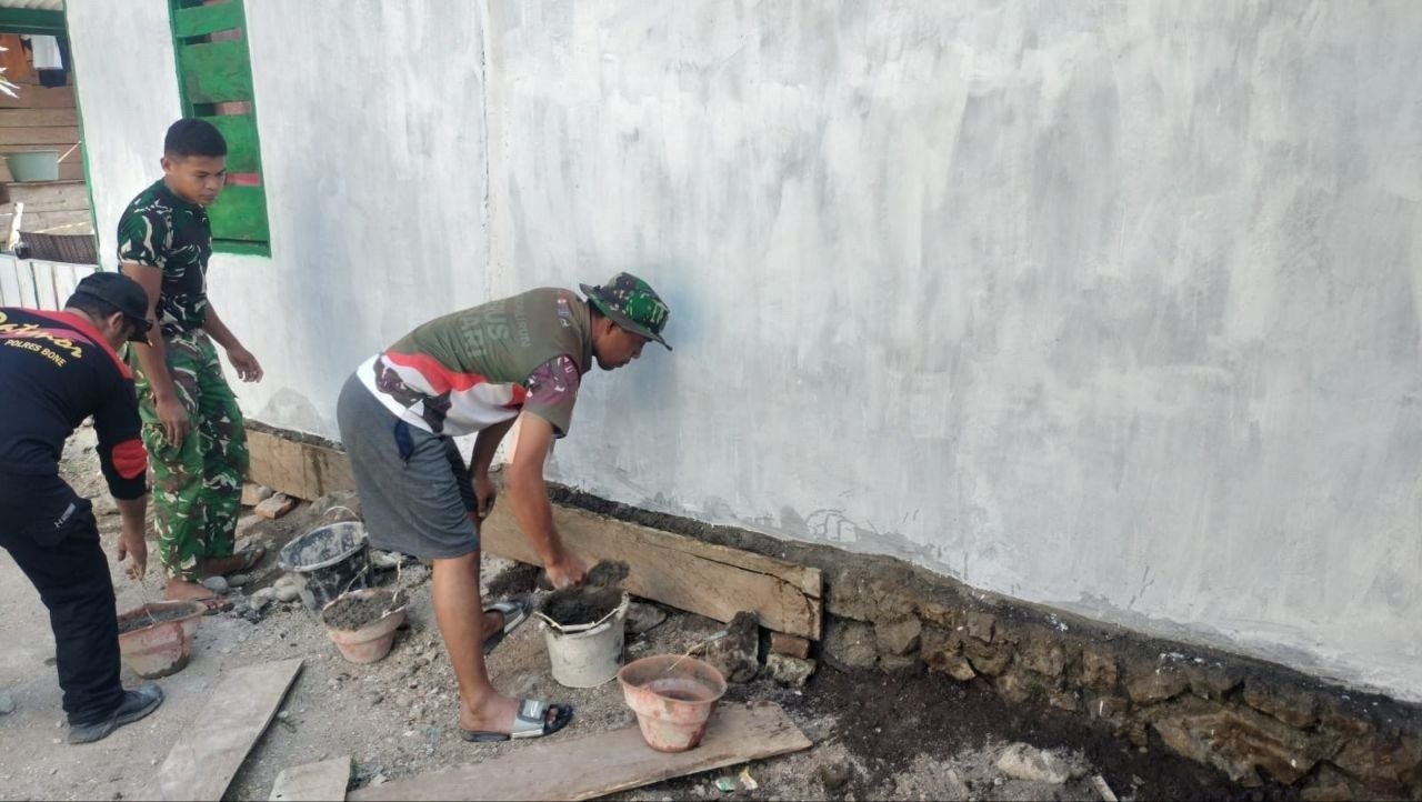 Perbaikan Pondasi di Pattuku, Bagian dari TMMD ke-129 Kodim 1407/Bone