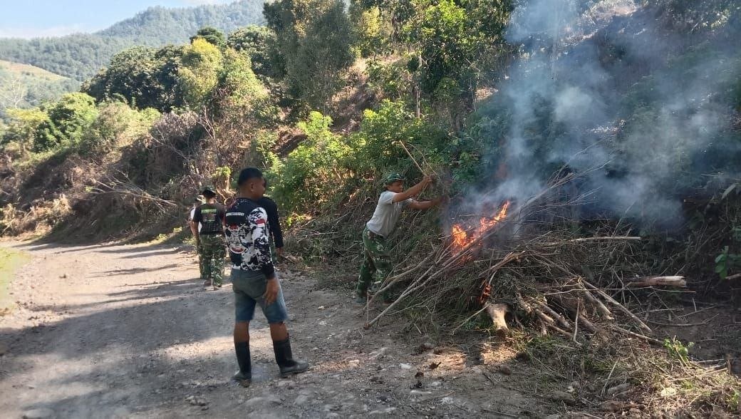 Sertu Haeruddin Pimpin Pembersihan Lokasi TMMD, Akses Jalan Pattuku Membaik