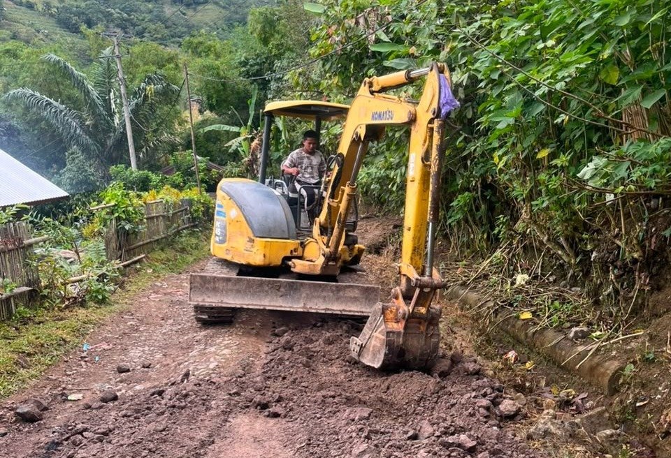 Evakuasi Medan Sulit: Excavator Dipakai Untuk Bina Jalan TMMD di Pattuku