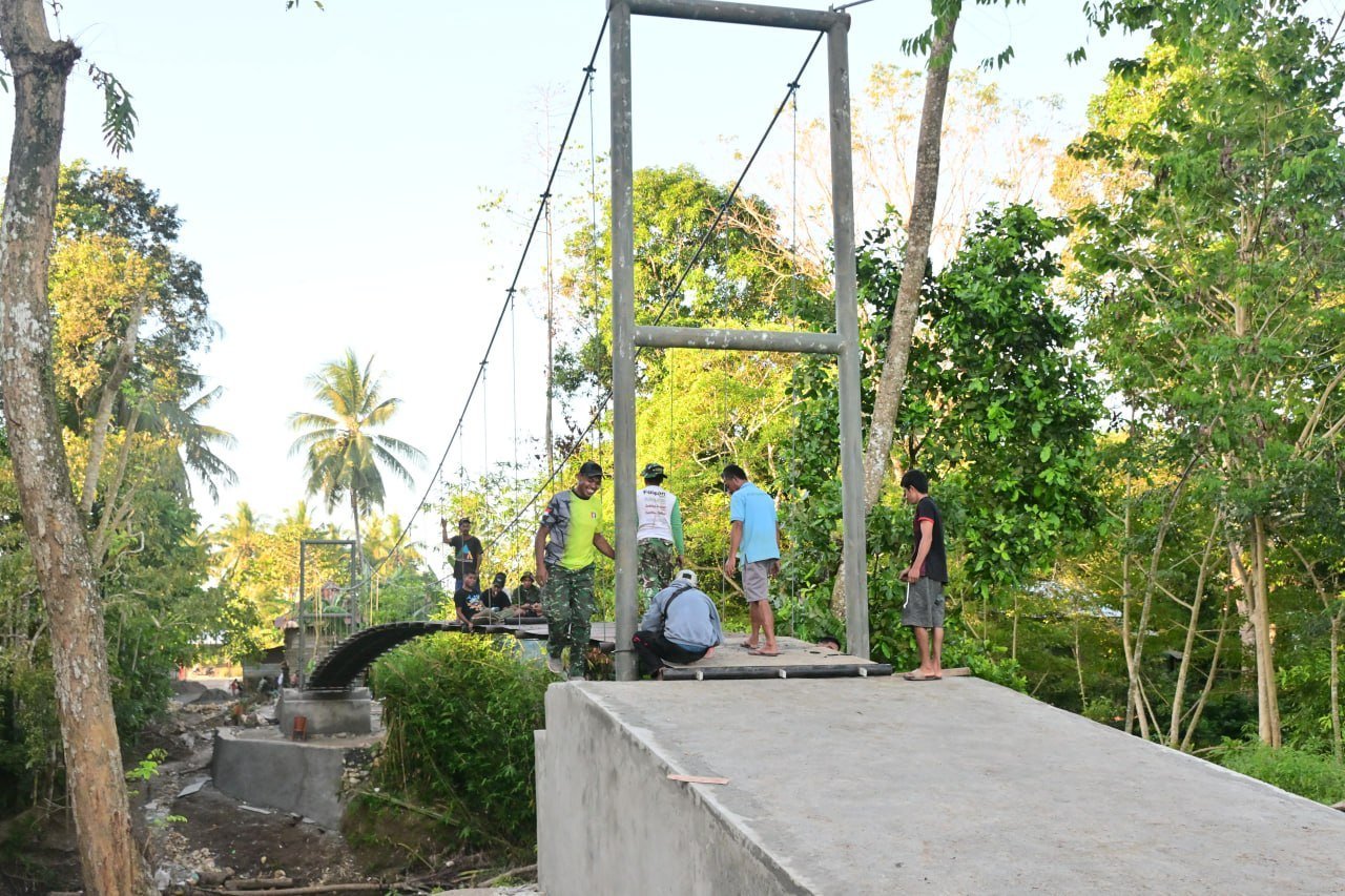 Satgas TMMD Kodim 1407/Bone Benahi Jembatan Gantung di Sibulue