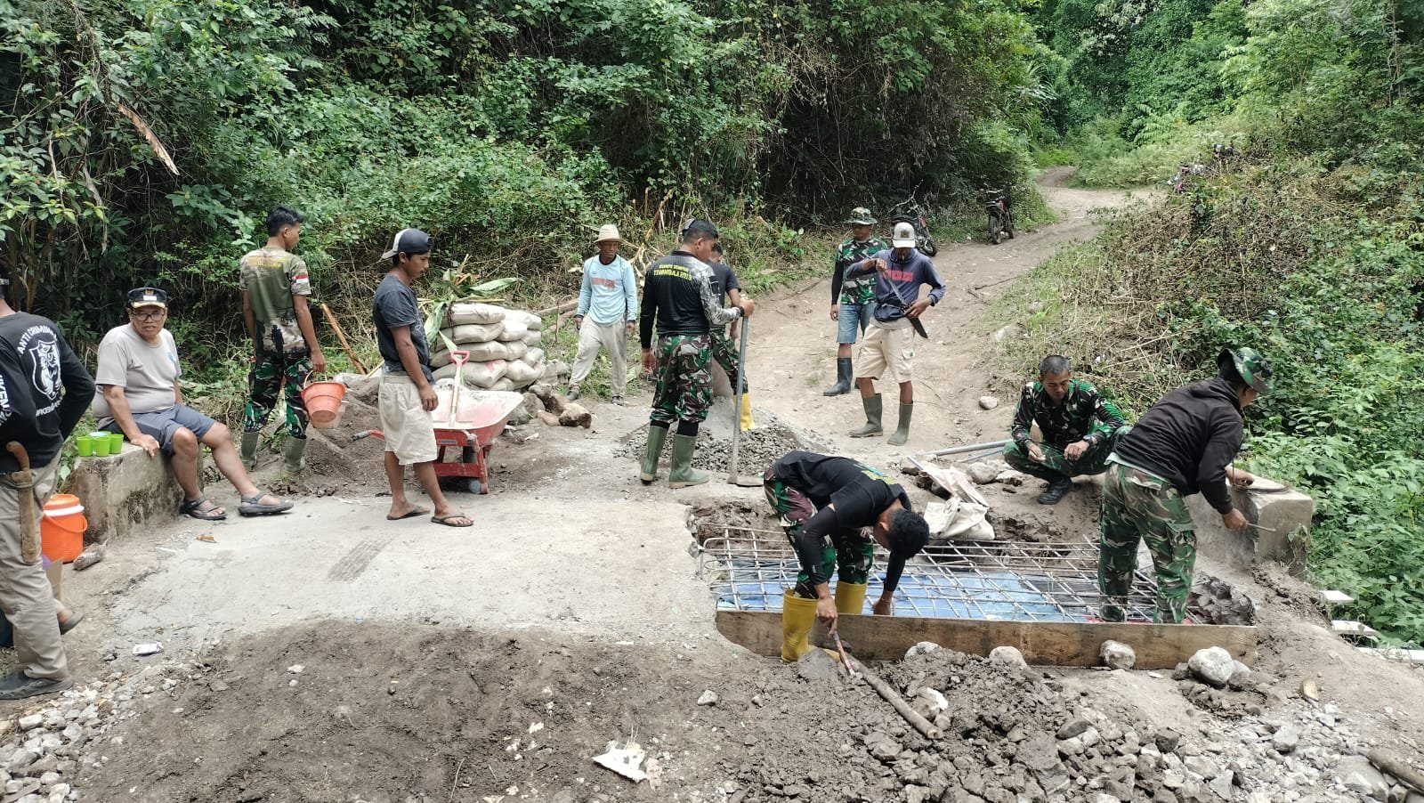 Perbaikan Dekker Titik 4 di Watangcani Dilanjutkan oleh Satgas TMMD
