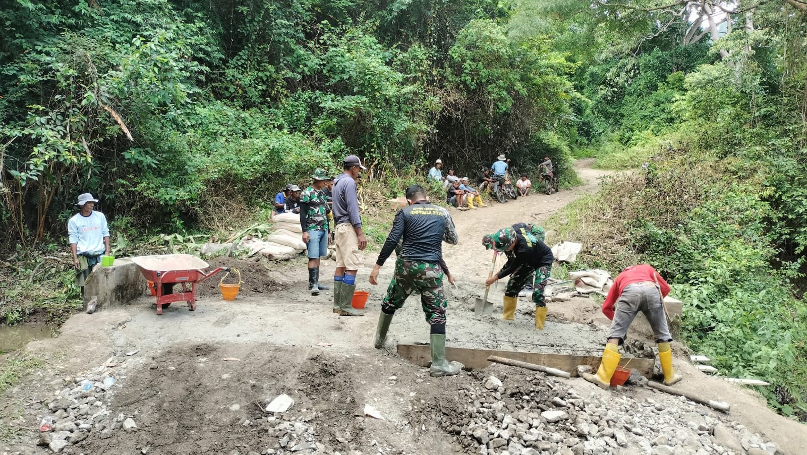 Satgas TMMD ke-129 Perbaiki Dekker Titik 4 di Watangcani untuk Memperlancar Mobilitas