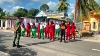 Siswa Sibulue Latihan Gerak Jalan Dibimbing Koptu Agus Nawang di TMMD ke-129