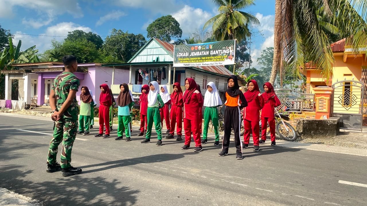 Siswa Sibulue Latihan Gerak Jalan Dibimbing Koptu Agus Nawang di TMMD ke-129