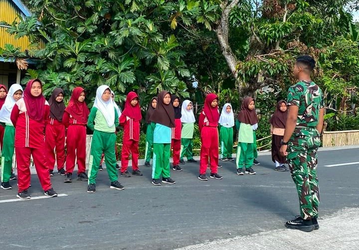 Dari Canggung ke Kompak: Siswa Sibulue Berlatih Gerak Jalan Jelang HUT Ke-81