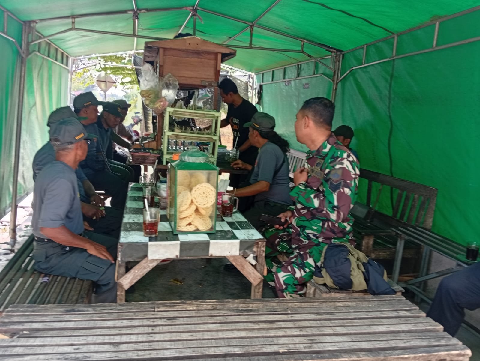 Pelaksana TMMD Bikin Warung Parangjoro Kebanjiran Pelanggan