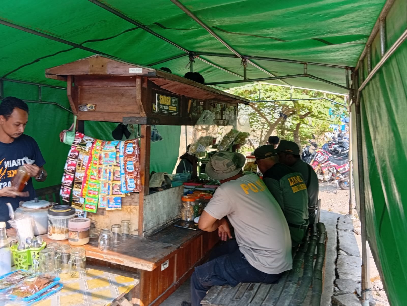 Momen Istirahat di Parangjoro: Warung Sunardi Satukan TNI, Polisi, dan Linmas