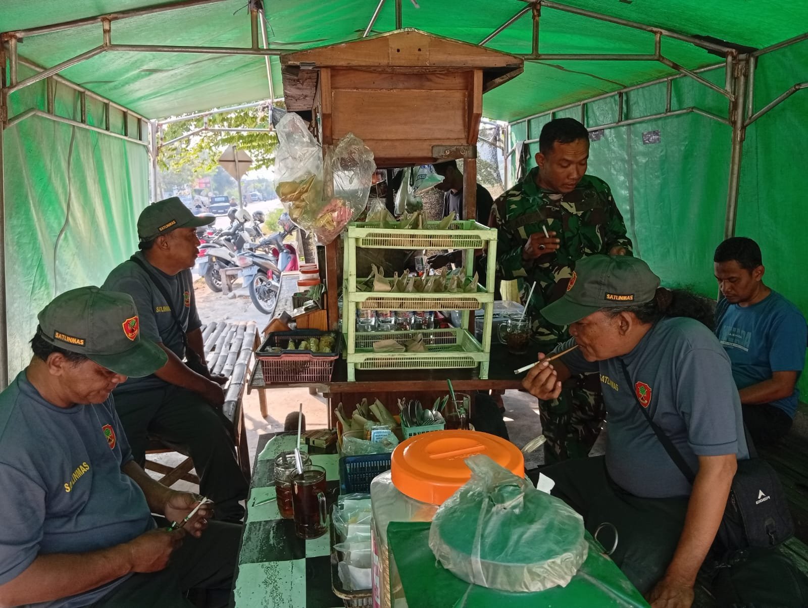 Kopi dan Obrolan Ringan Pererat Sinergi Aparat di Desa Parangjoro